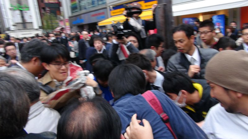 日本新年號令和 民眾興奮搶號外報紙