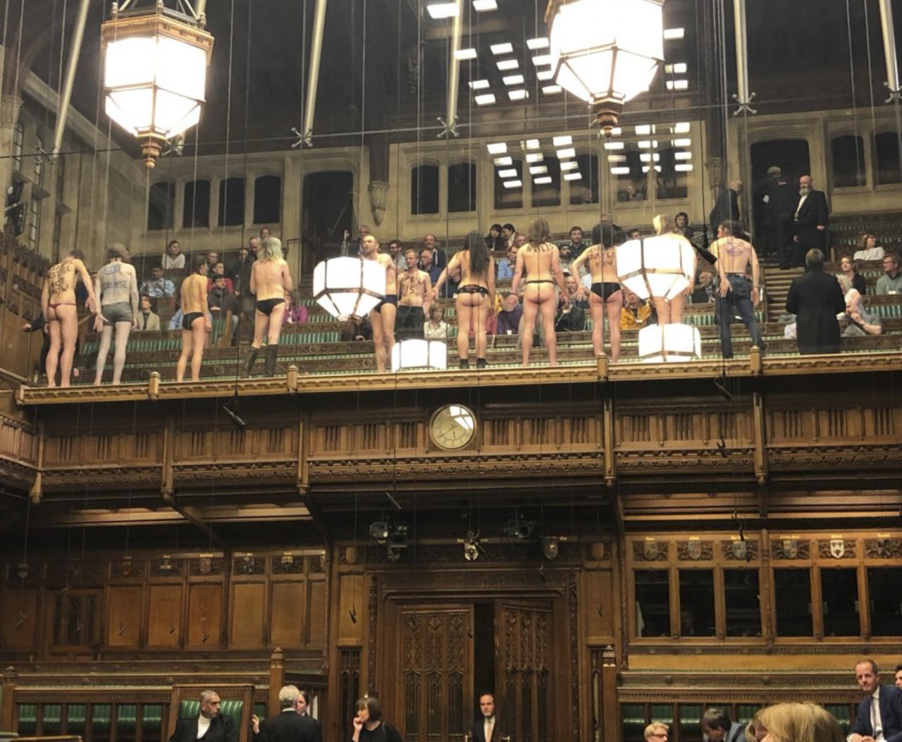 英國會闖入半裸抗議者鬧場 議員目光震驚