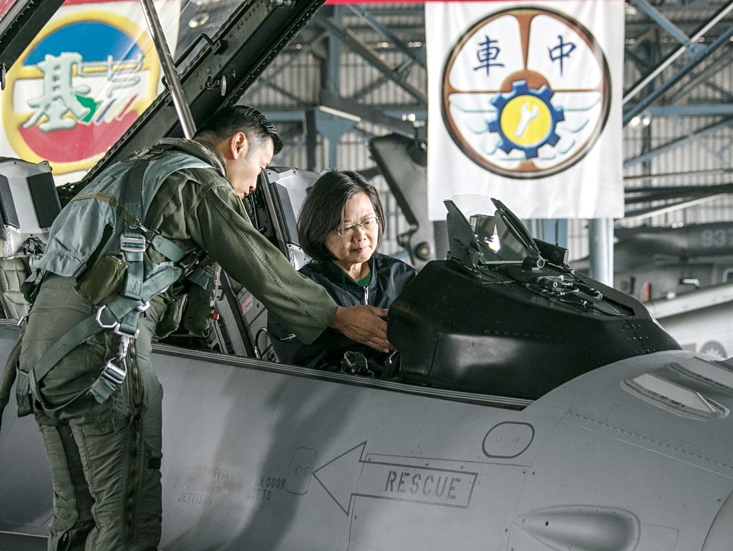 視導空軍第四聯隊 總統：國土主權寸土不讓