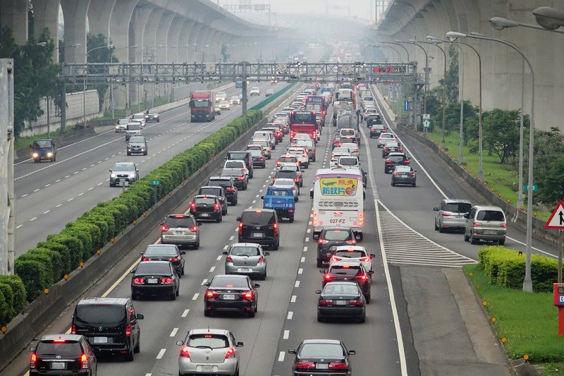連假首日國道一早就車多 國五下午4時可望紓解車潮