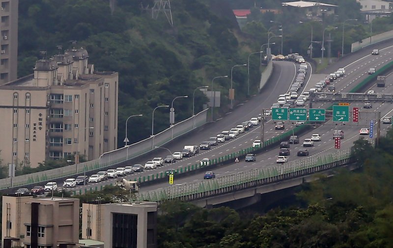 中秋連假首日國道南下清晨多處塞 國3往國5回堵