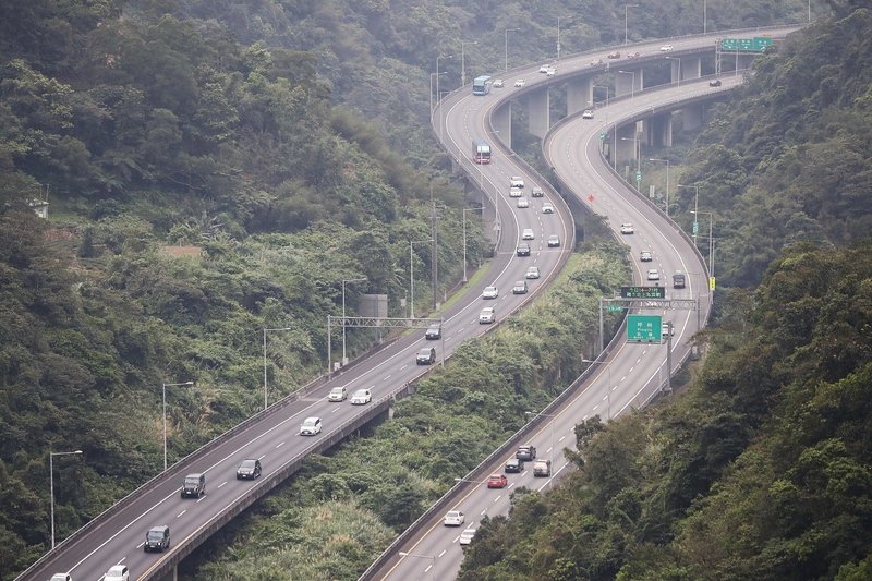 端午連假車潮湧現 國道南下一早就塞