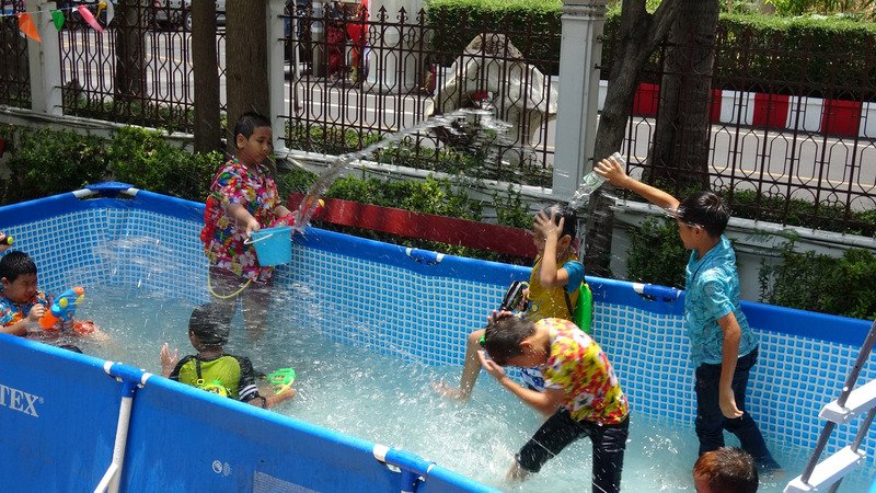 潑水節不是只有潑水 泰國人赴佛寺祈福
