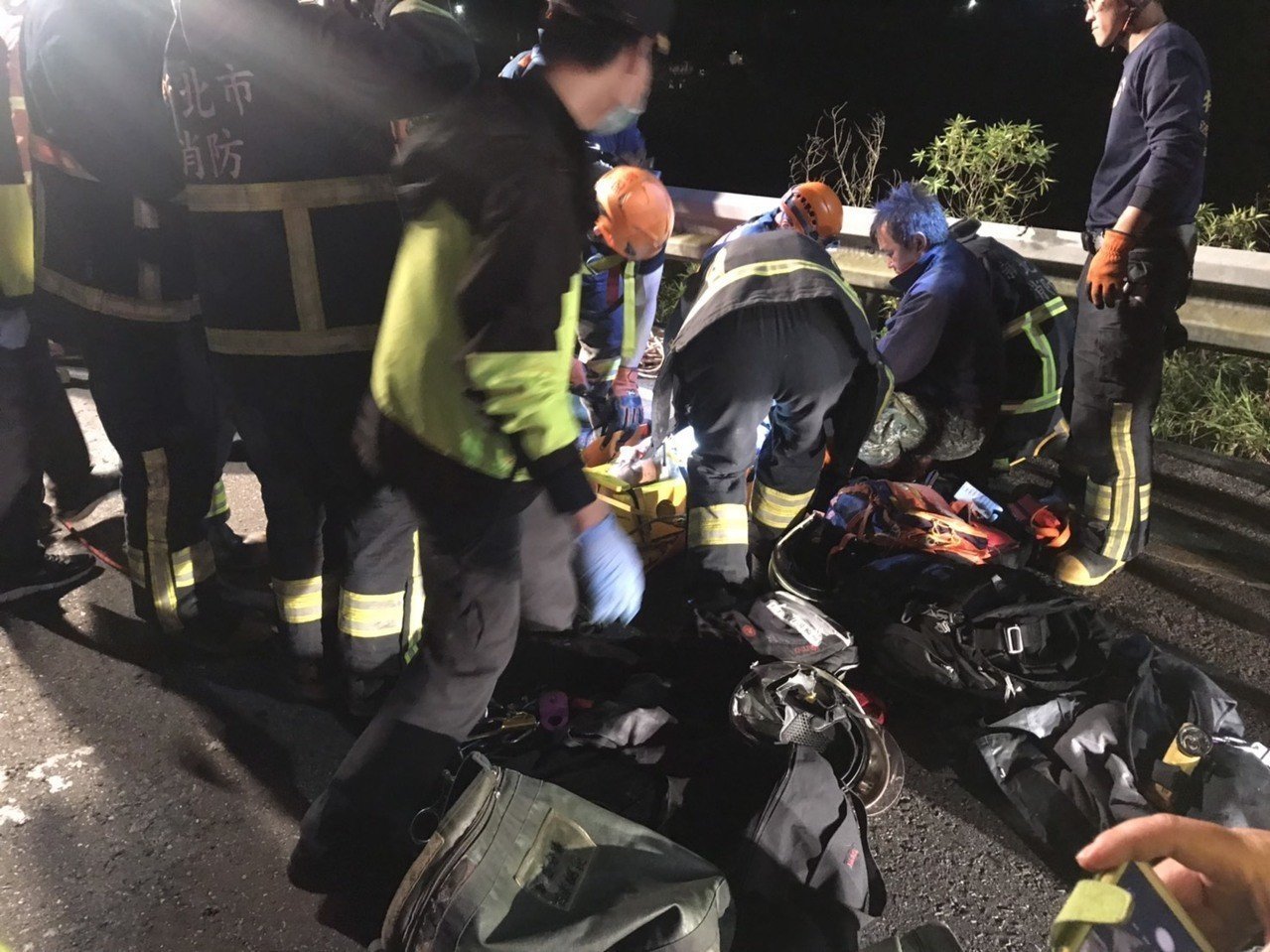 騎士烏來墜谷亡 疑日本背包客聯繫家屬