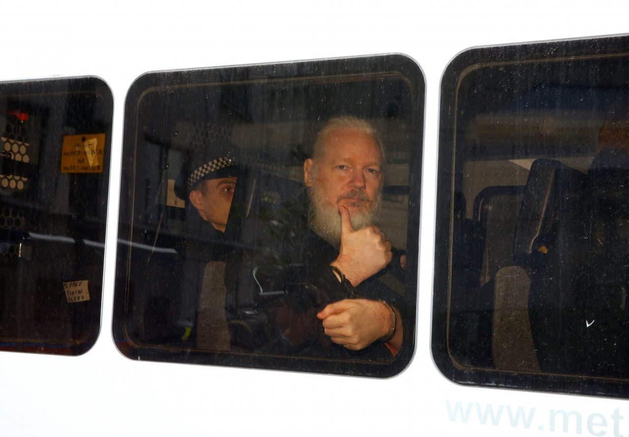 亞桑傑違反保釋規定 判刑前還押候審