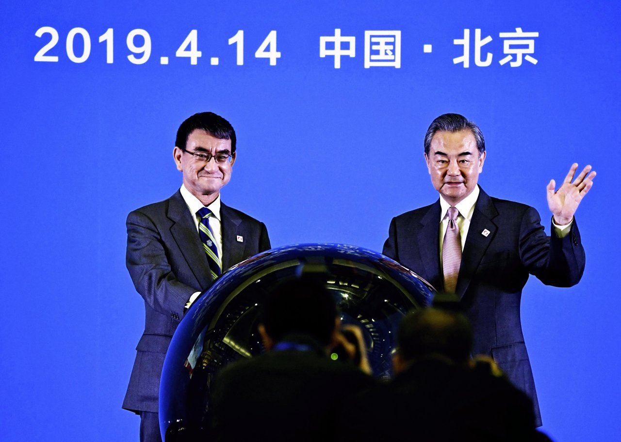 日外相訪北京會王毅 稱雙方關係完全恢復