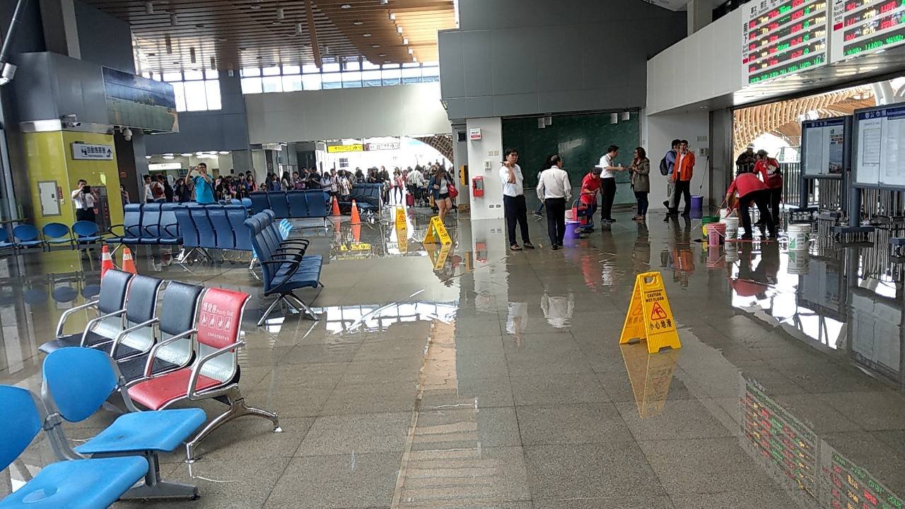 花蓮強震 台鐵花蓮站大廳水管裂 美崙溪橋三腳架歪斜