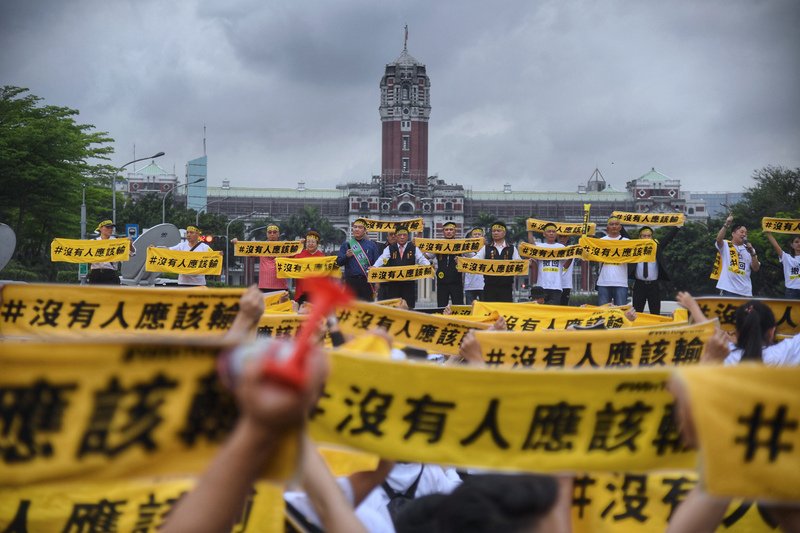 不滿修法 &nbsp;Uber司機凱道排字抗議