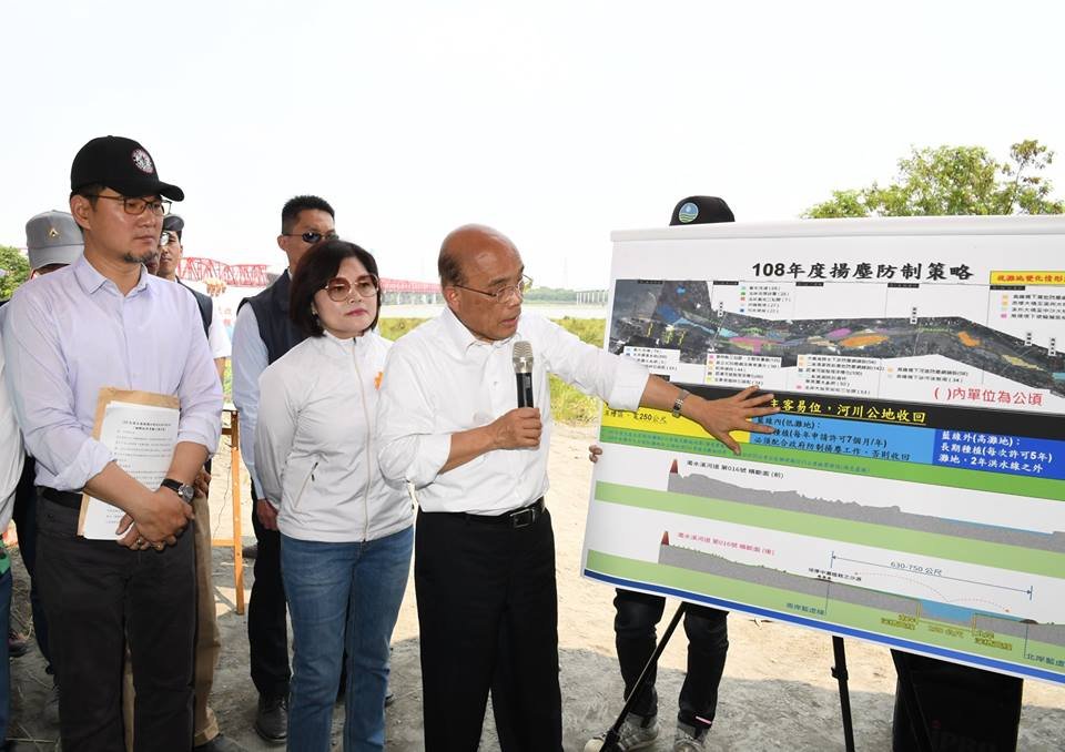 蘇揆視察濁水溪揚塵防治工程 關心綠美化方式