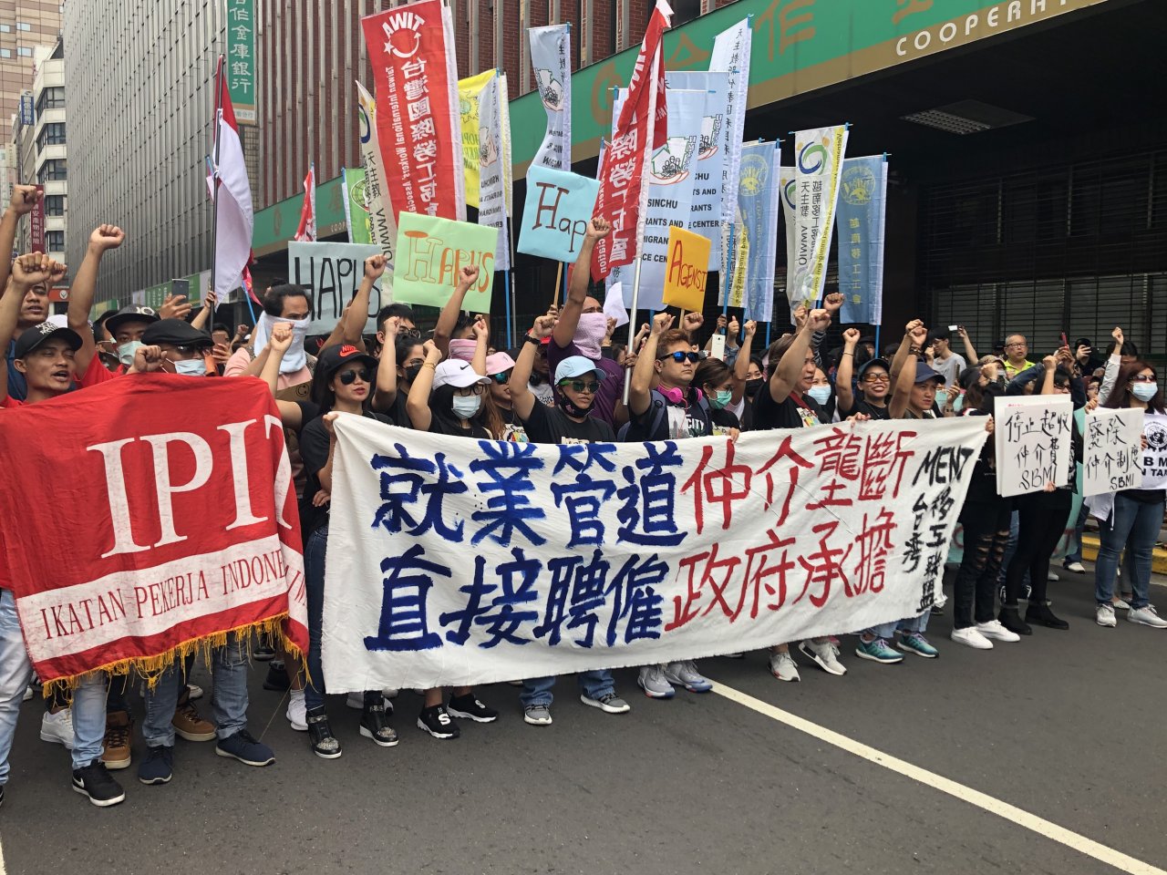 移工五一行動 齊呼「廢仲介！要G to G！」