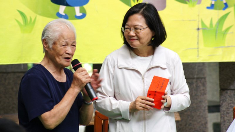 蔡總統訪陳綢兒少家園 承諾解決青農提問
