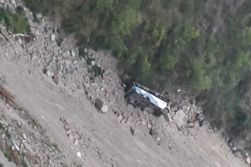 巴士墜深谷 至少10人命喪喜馬拉雅山區