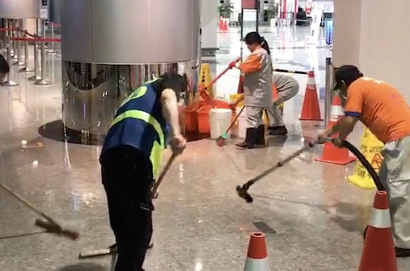 凌晨瞬間雨勢  桃機櫃檯滲水迅速排除