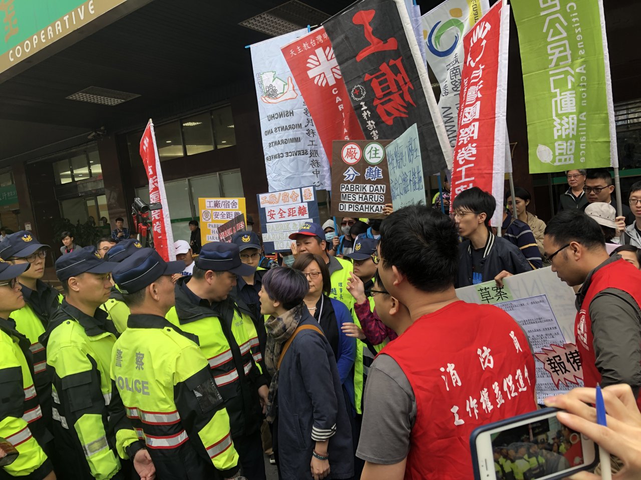 移工抗議勞動部未採納廠住分離 雙方衝突一觸即發