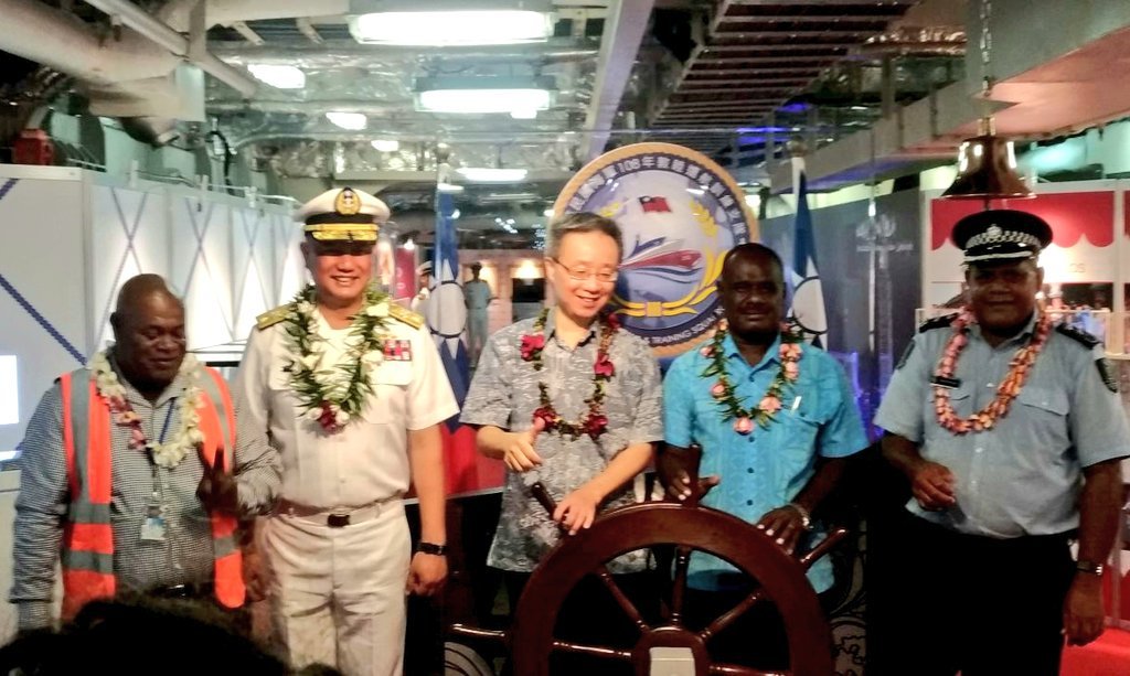 海軍敦睦艦隊抵索羅門 索國外長登艦參觀