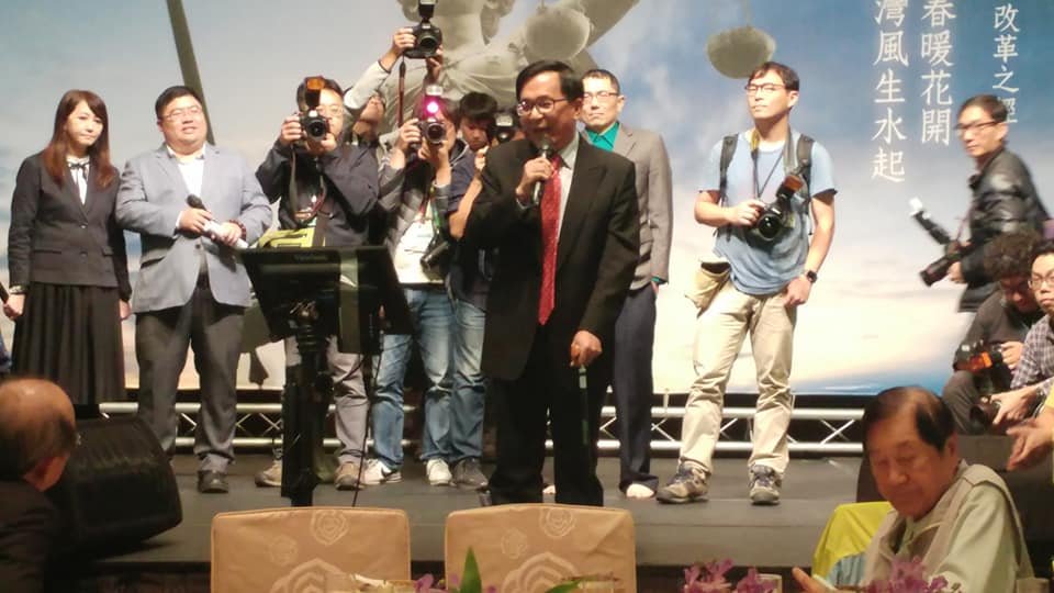陳水扁再度大踩紅線 不演講卻登小舞台高歌