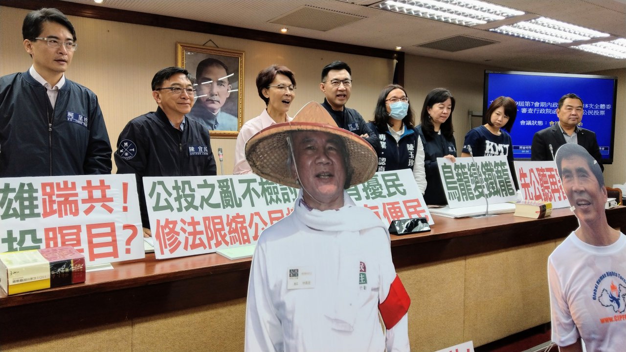 藍委清晨霸占主席台 公投法再度闖關失敗