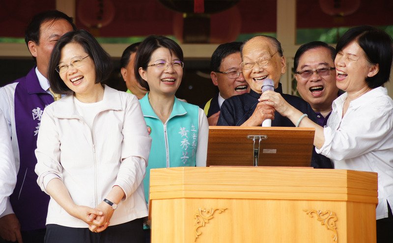 總統訪百歲人瑞陳張粉  祝福母親節快樂
