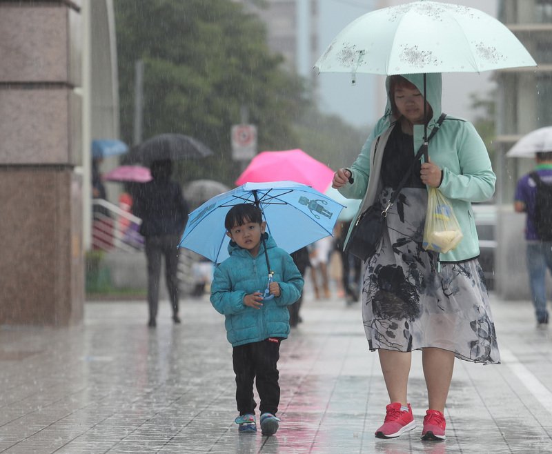 東北風伴隨梅雨鋒面南下 全台降溫、防強驟雨