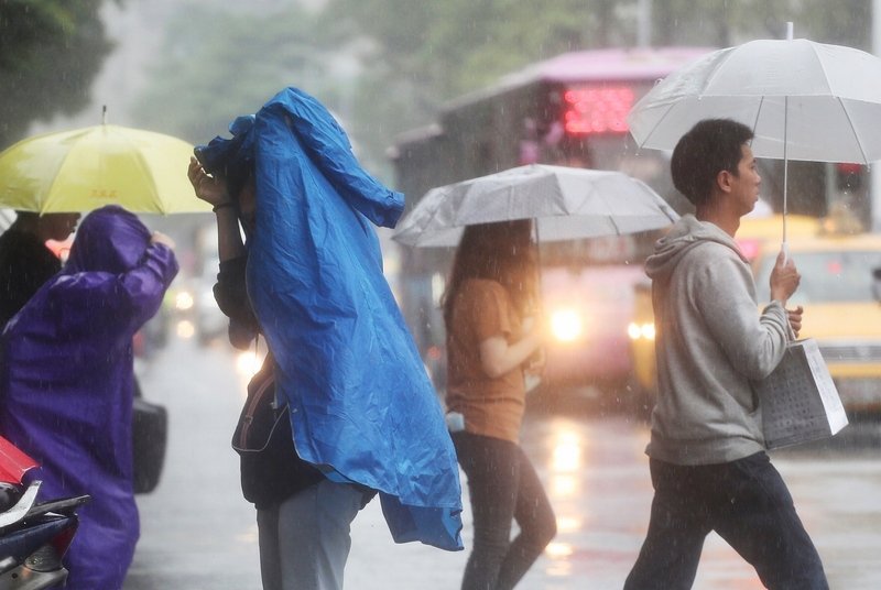 對流雲系旺  氣象局發布13縣市大雨特報