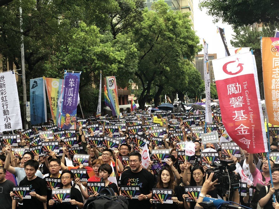近4萬挺同民眾齊聚立院外 關注同婚法表決結果