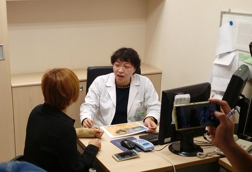 照顧憂鬱症親友陷情緒焦慮 醫師籲適時尋外援
