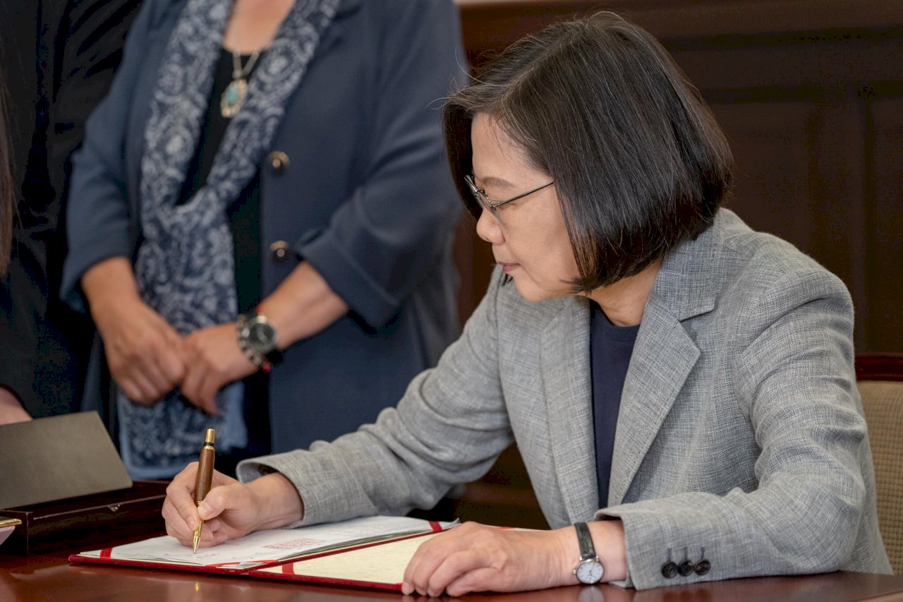 總統府今公布同婚專法 總統籲以對話取代對立