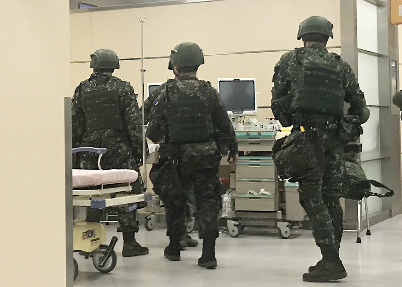陸軍裝甲542旅戰術輪車撞崗哨 15官兵受傷