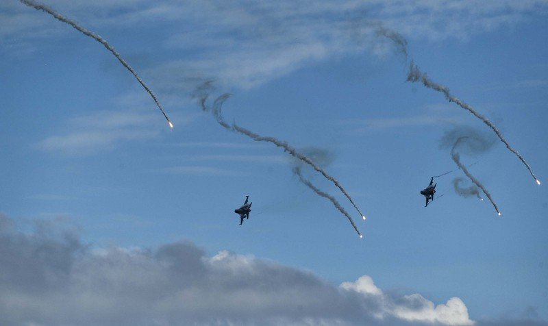 為漢光演習準備 F-16掛2000磅炸彈模擬轟敵