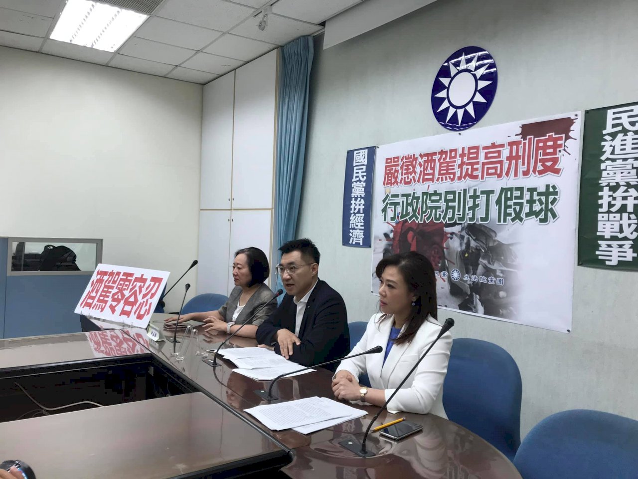 酒駕提高刑度修法明表決 在野黨夜宿議場等遞案