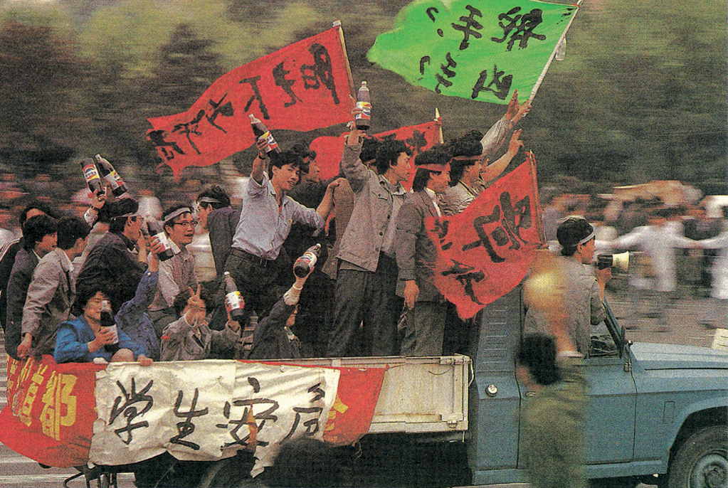 我的湖南益陽六四回憶之一／站在公車頂 面對數百武警的林老師