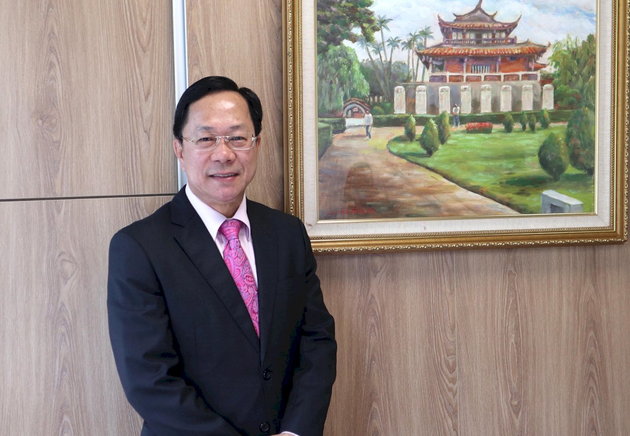來台讀牙醫賣螃蟹賺進第一桶金 馬國拿督今捐母校3千萬
