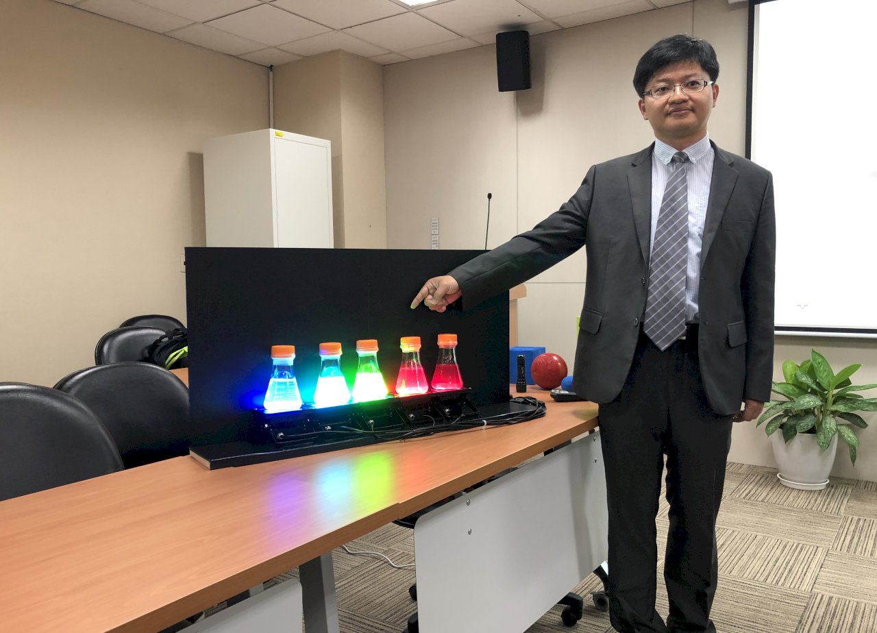 學者首創噴霧式合成法 研發完美顯色的鈣鈦礦量子點
