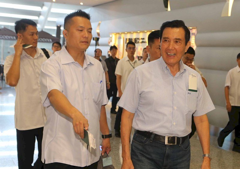 馬英九訪星 出席新加坡書展簽書會