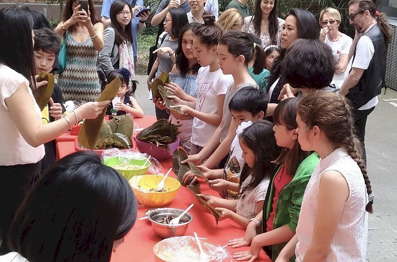 羅馬台灣中文學堂休業式 邀外賓體驗包粽