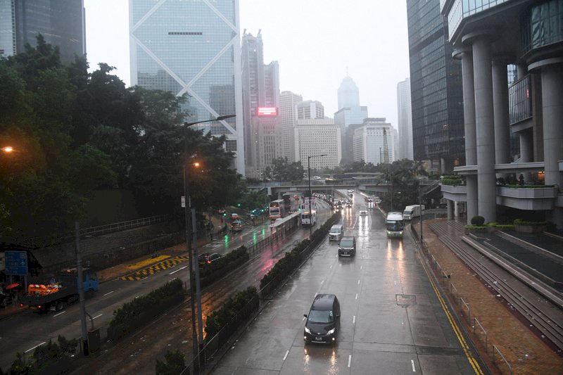 香港今早暫保平靜 議會續停二讀修例