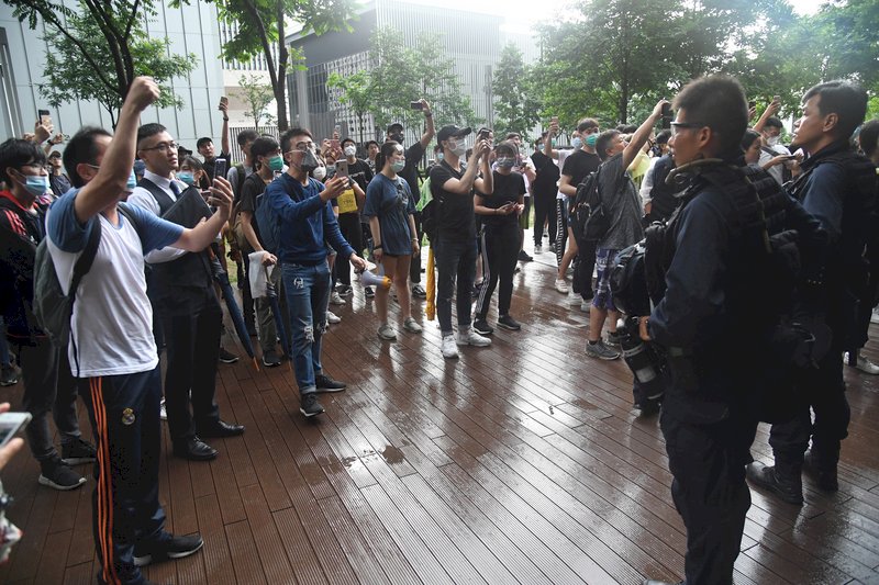 林鄭宣布暫緩修例 香港網民：不撤回不解散
