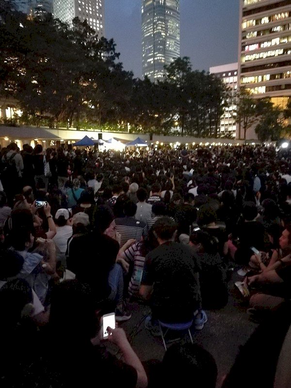 母親不該用催淚彈教孩子 6千港媽集會怒斥特首