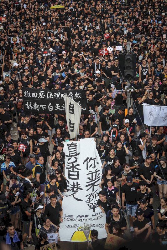 ◎香港連線，反送中最新發展。秋行軍蟲通報電話要記牢0800039131！