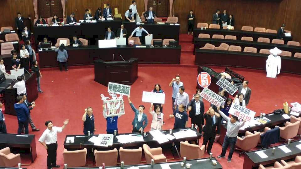 立院抗議聲中通過二修公投法 公投與大選脫鉤