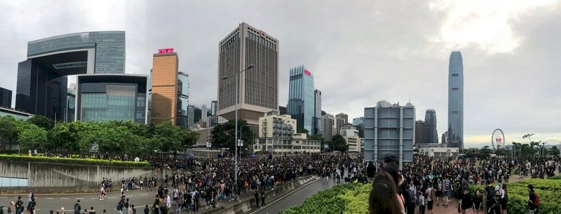 香港警方暴力鎮壓「反送中」遊行引發爭議