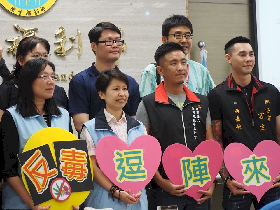 助青少年遠離毒害 食藥署紅絲帶跟著陣頭跑