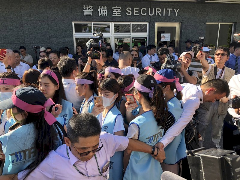 長榮空服員罷工 長榮航運大樓外近千人對峙