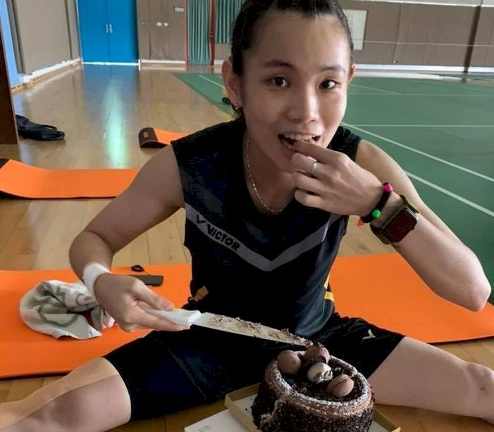 小戴劈腿吃蛋糕  網友誇豪邁啦