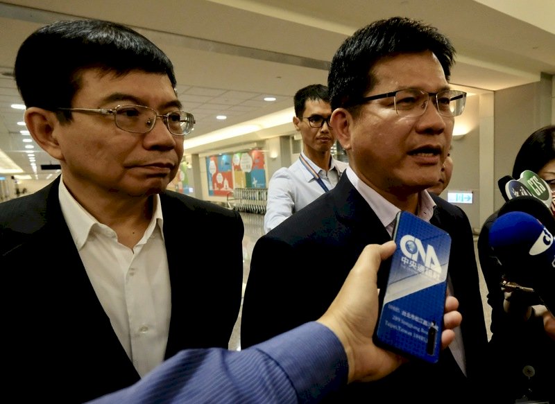林佳龍清晨返台 籲長榮勞資速回談判桌