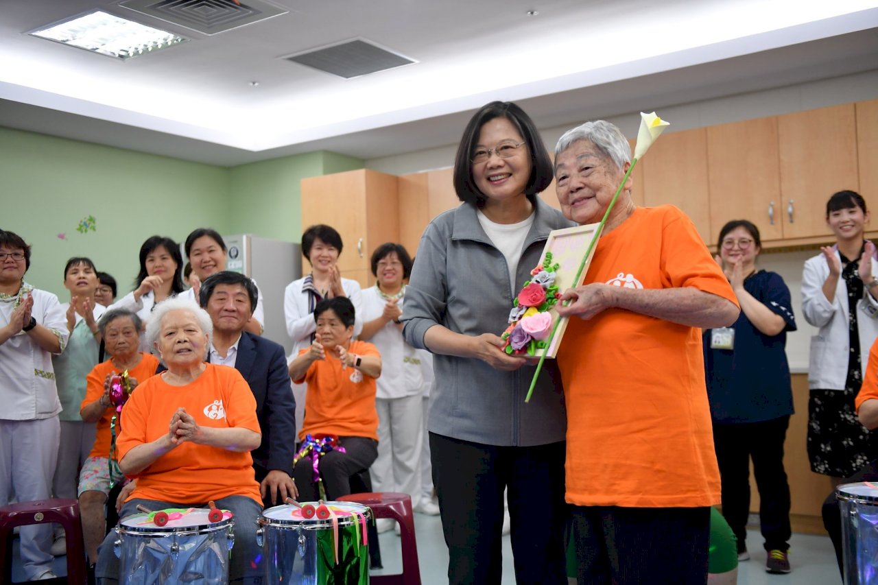 總統：積極布建長照機構 在地老化是不變目標