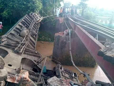 孟加拉列車出軌5死逾百傷 車廂落水傷亡恐再增加