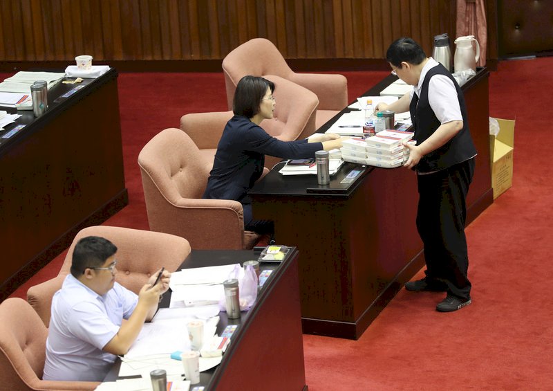 立院挑燈表決未果 法官法三讀得再等等