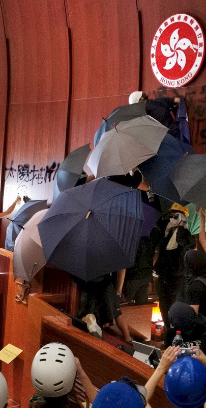 示威者闖入立法會 牆上噴寫「釋放義士」