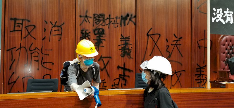 示威者占領香港立法會 噴上太陽花HK